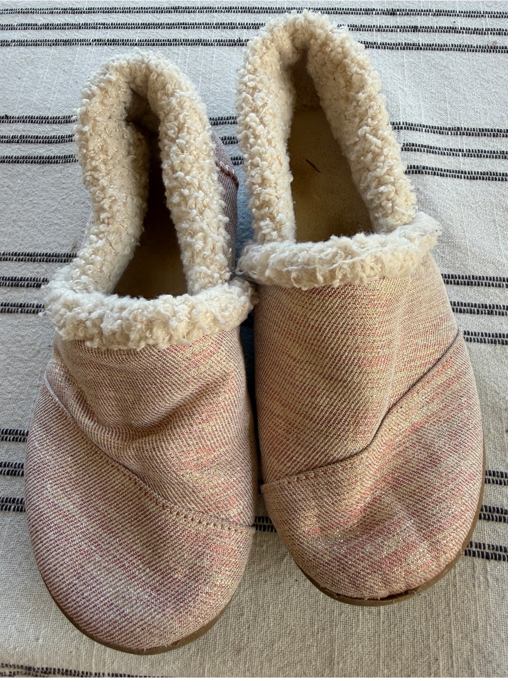 Toms Kids Cream Sherpa-Lined Slip-On Slippers with Subtle Pink Hues
